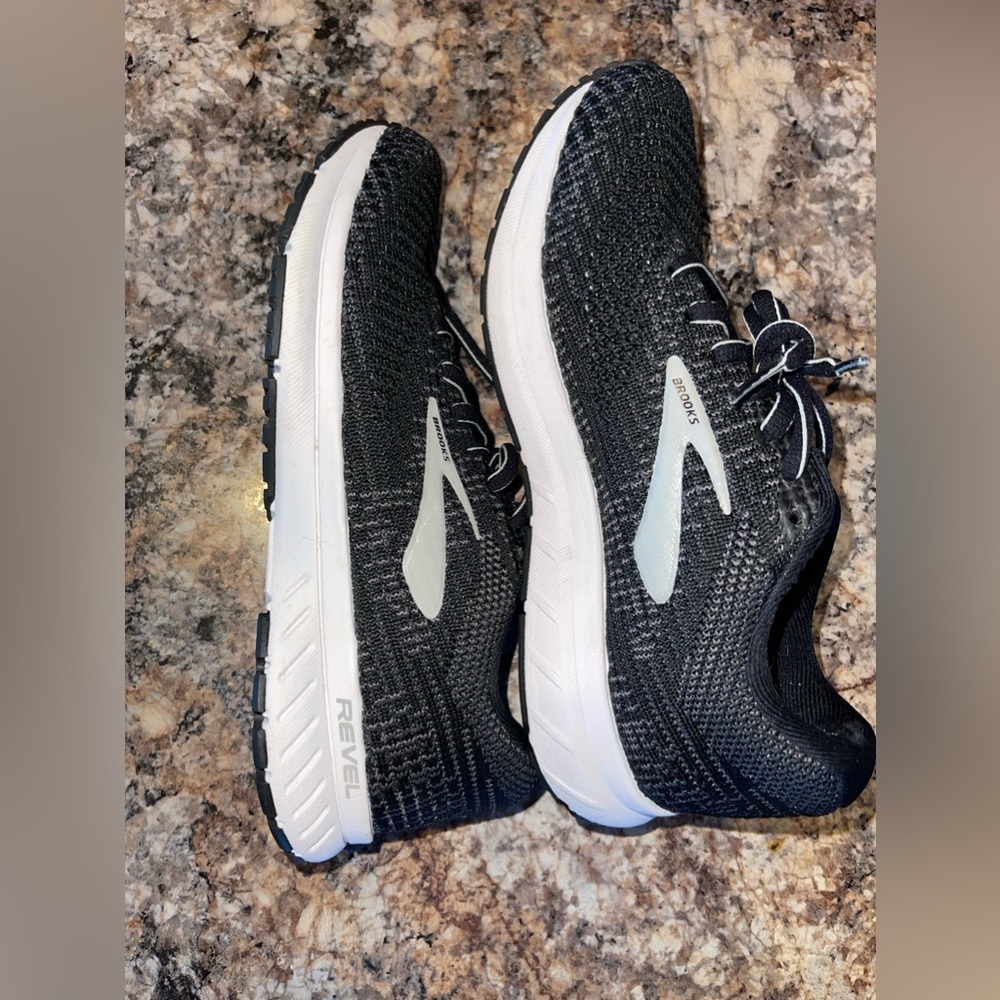 Like new Womens Brooks Revel shoes
